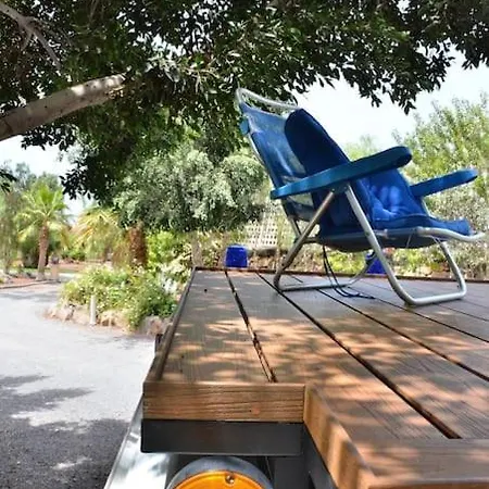 Conny, A Mercedes Firefighter Camper Kamp alanı *