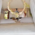 Kemp Conny, A Mercedes Firefighter Camper