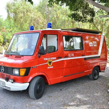 Conny, A Mercedes Firefighter Camper キャンプ場 *