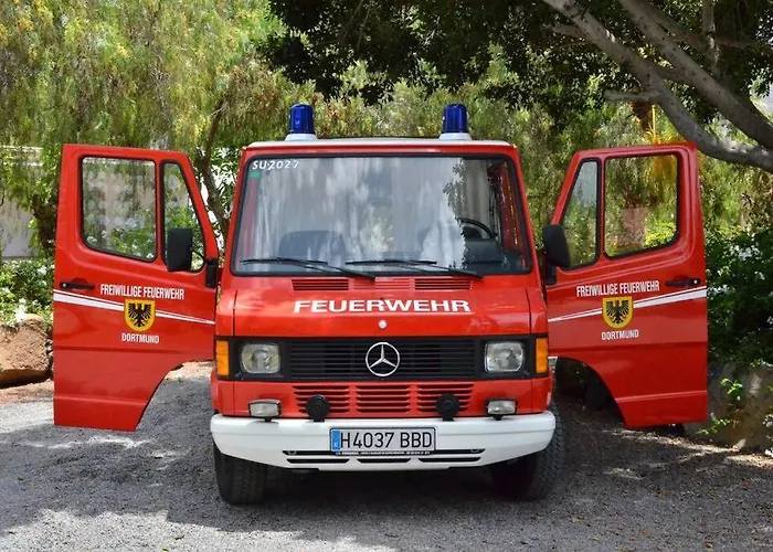 Conny, A Mercedes Firefighter Camper Кемпинг